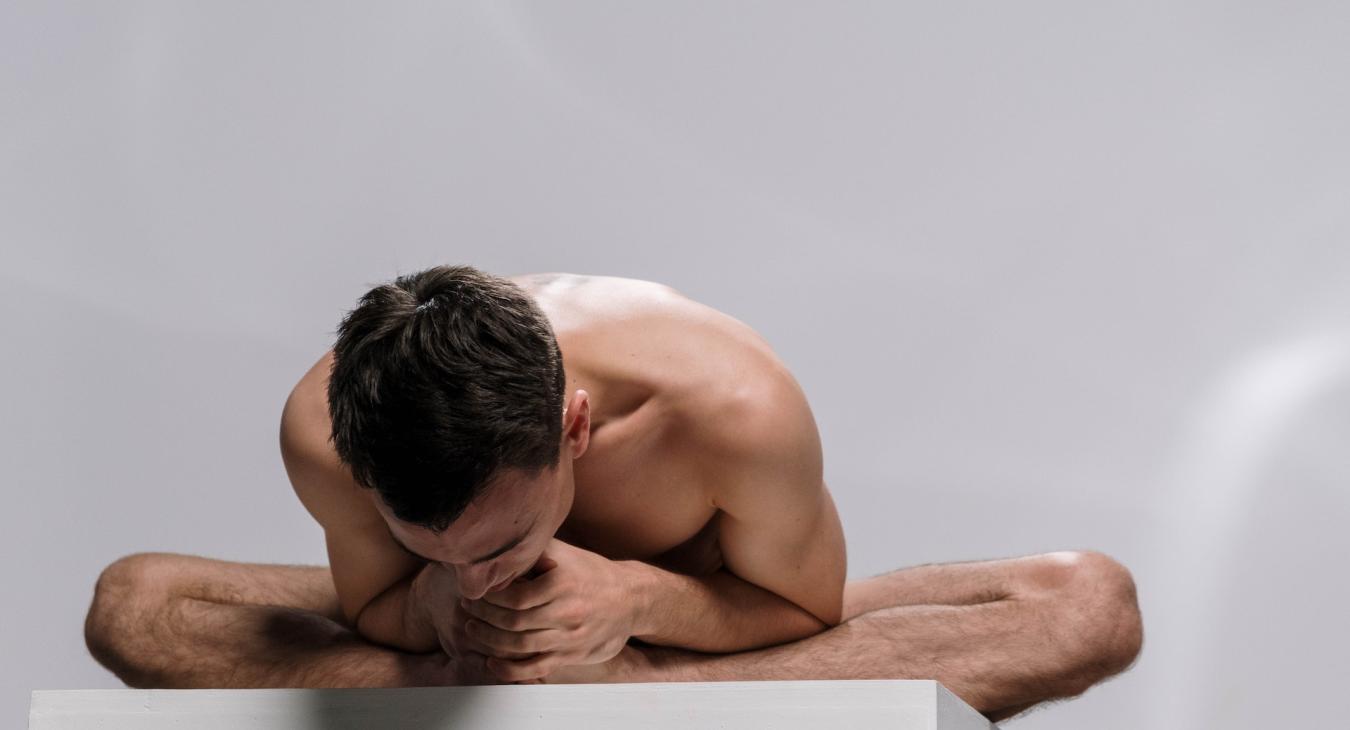 Naked yoga on podest